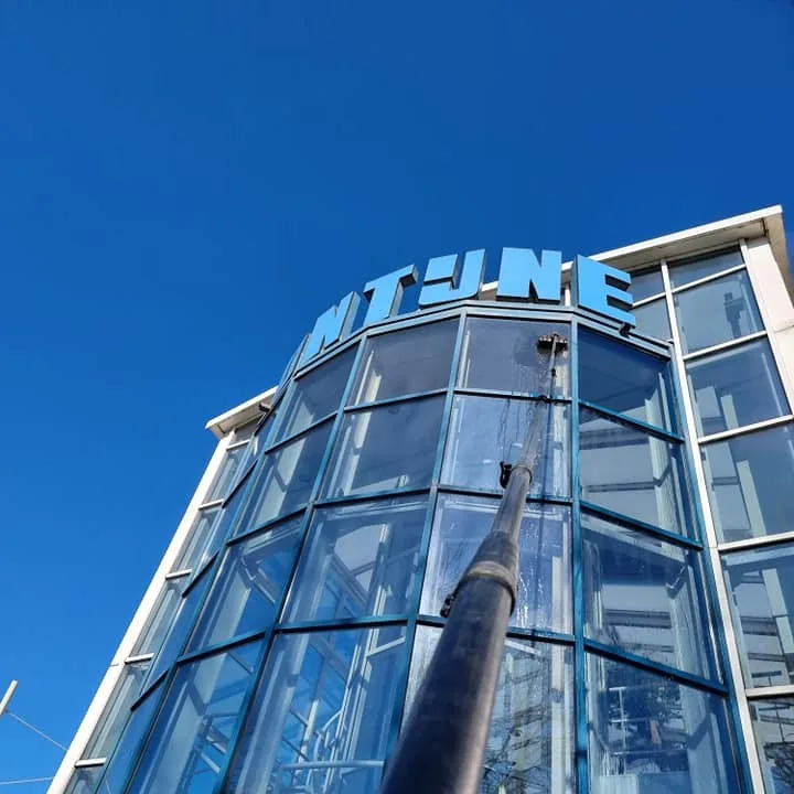 Glazen gevel van een bedrijfspand uit het portfolio van 010 Multiclean