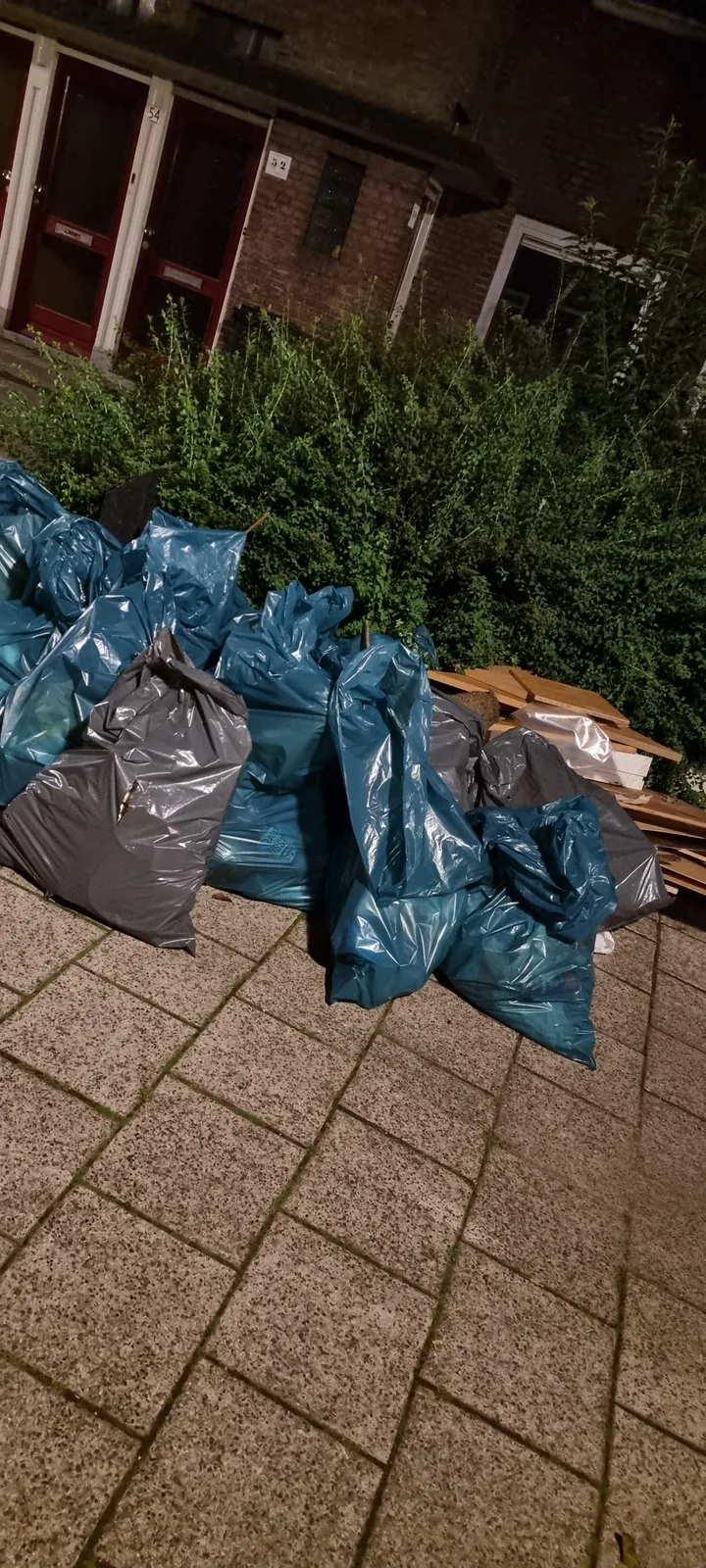 Afgevoerde inboedel in zakken