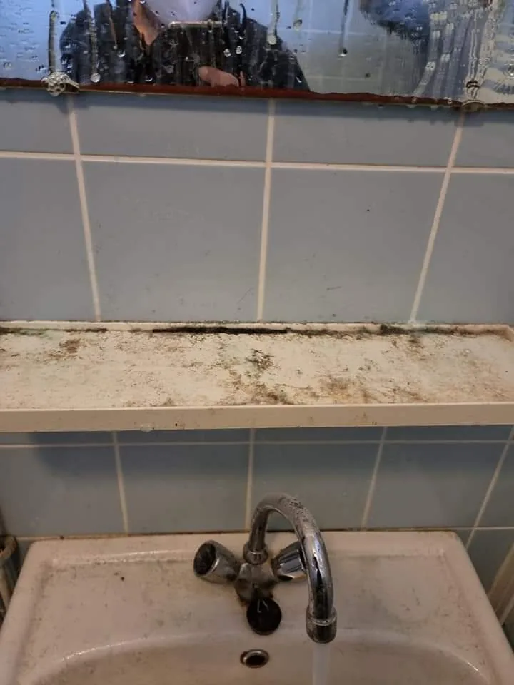 Vervuiling rond een wastafel