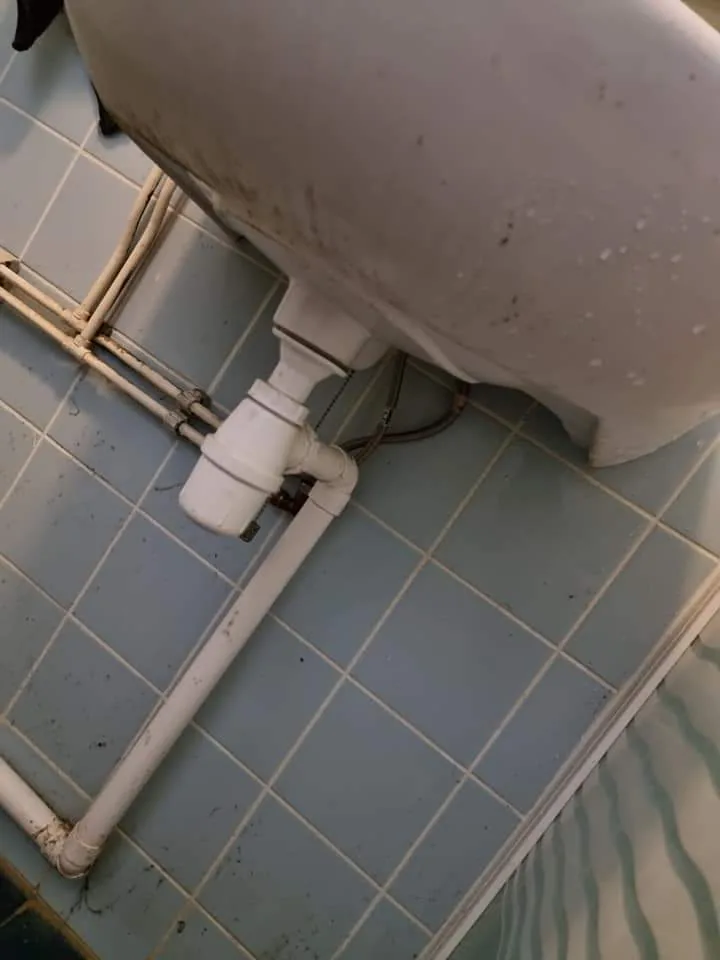 Reinigingswerk in een badkamer