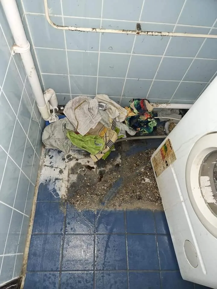 Een badkamer vóór de schoonmaak